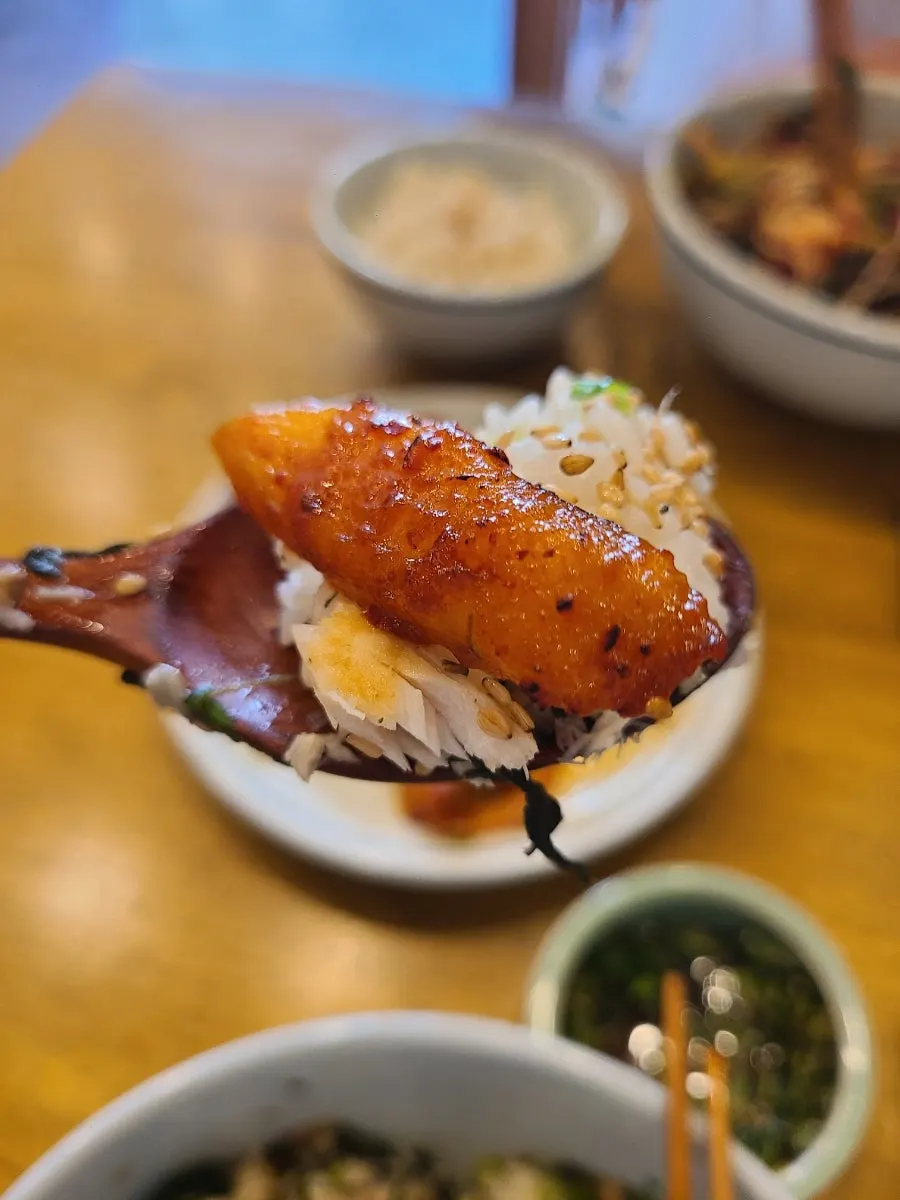 A bite of mackerel gondeure rice wrapped in gim