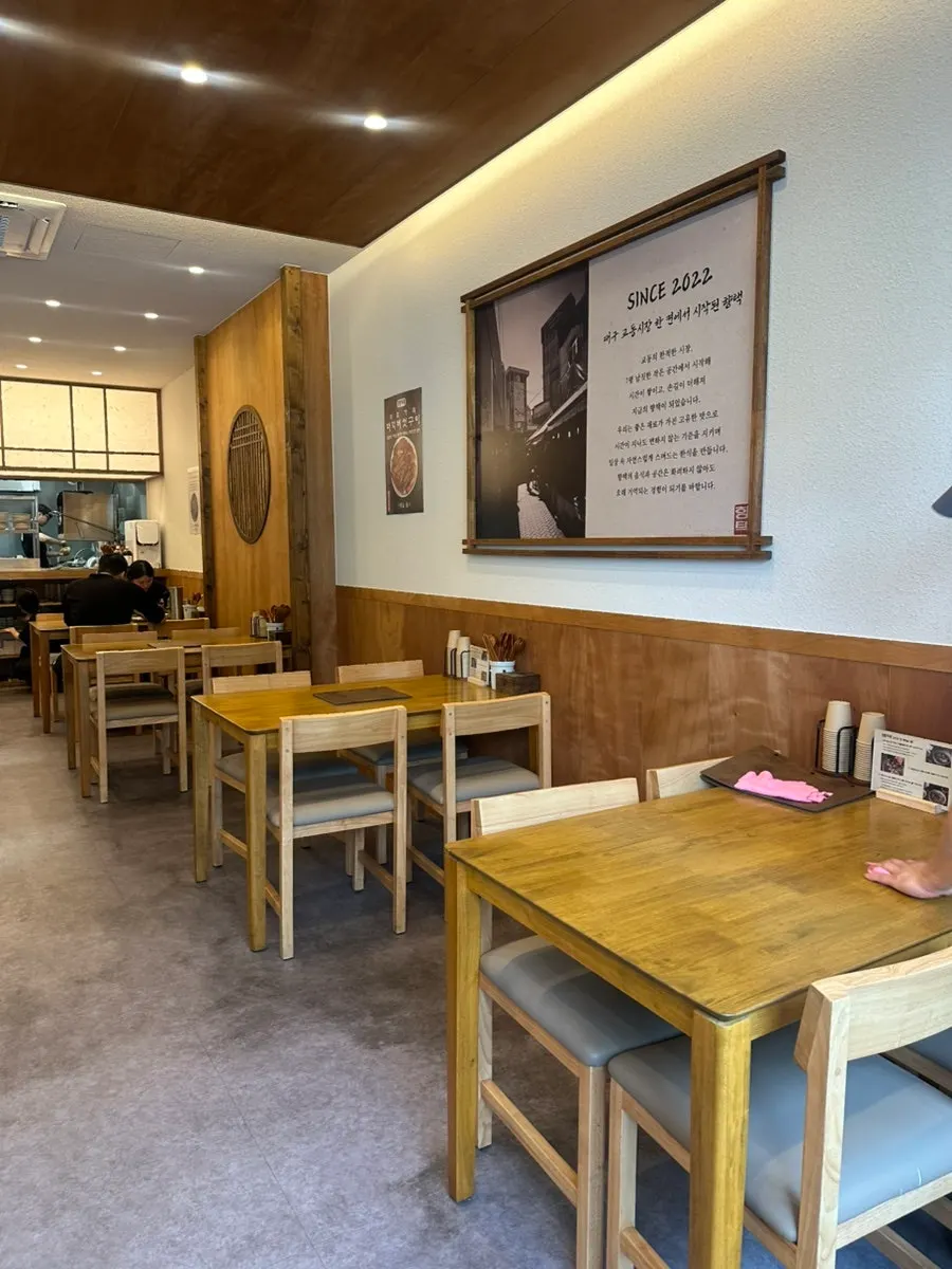 Empty tables at Hyangtaek Jeonpo Branch after customers left