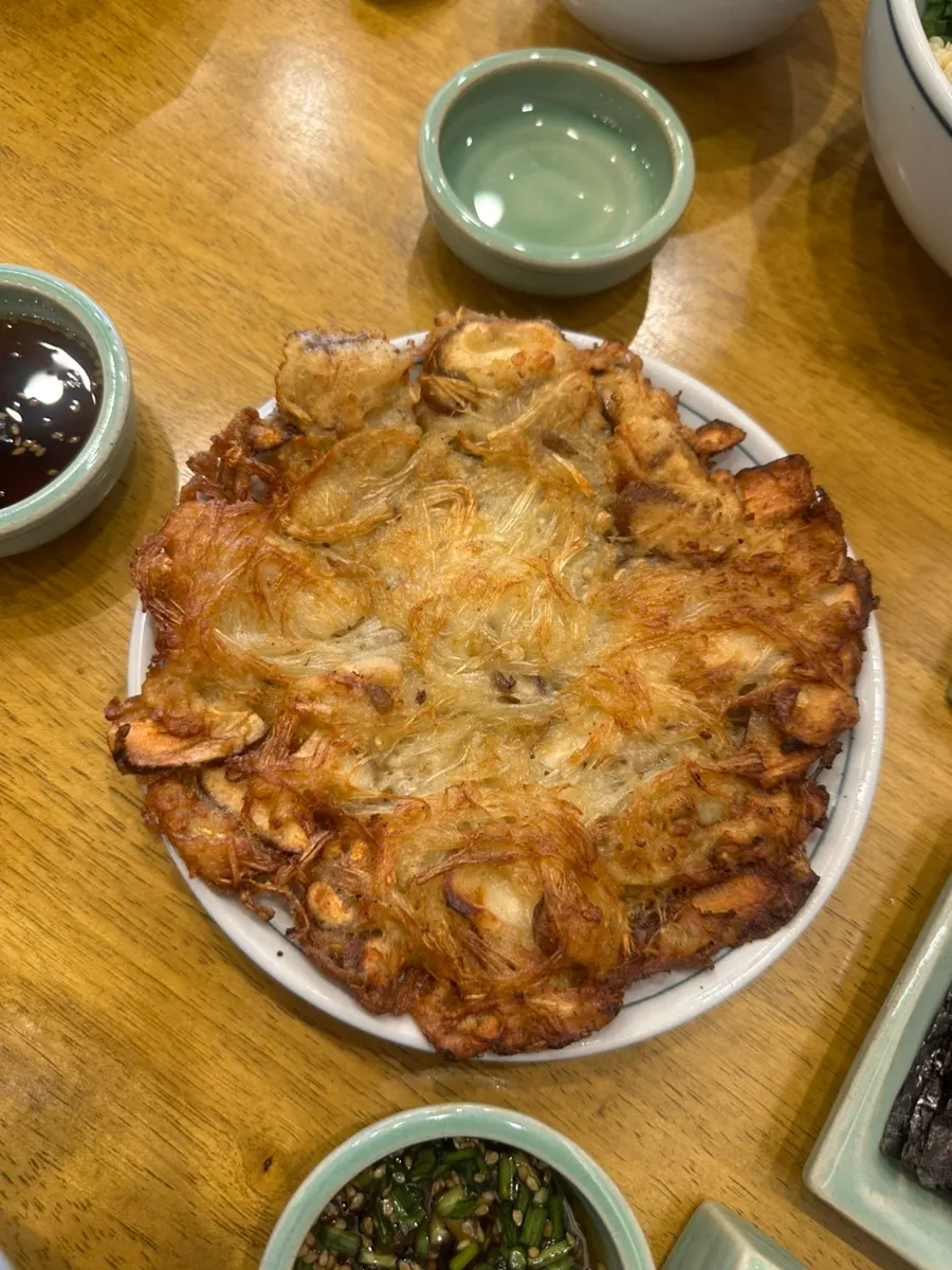 A plate of mushrooms priced at ₩6,000