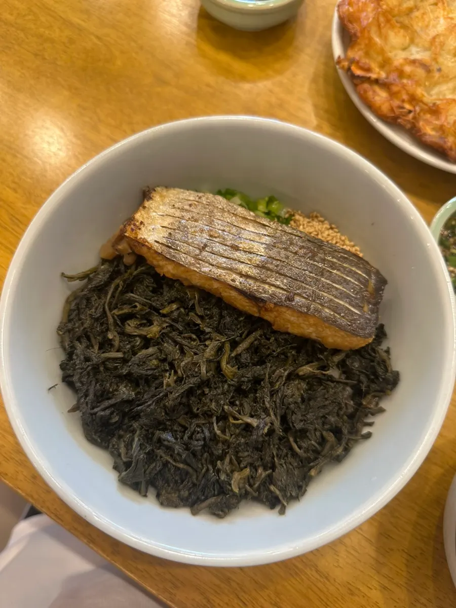 Table setting for the mackerel gondre rice