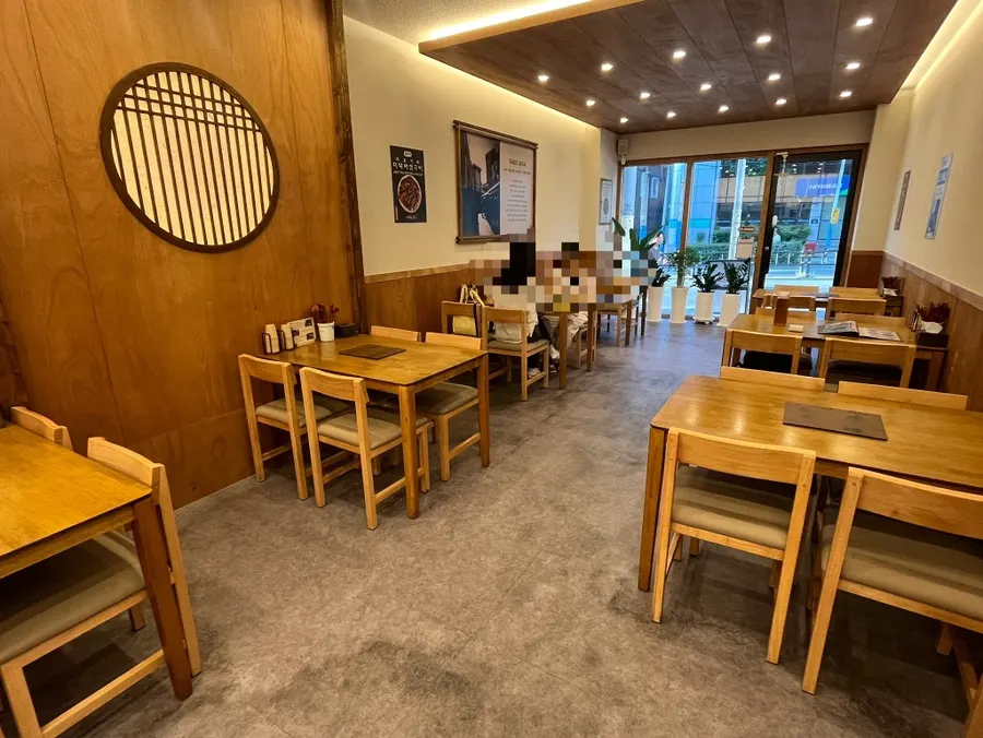 Neat seating area at Hyangtaek Jeonpo Branch