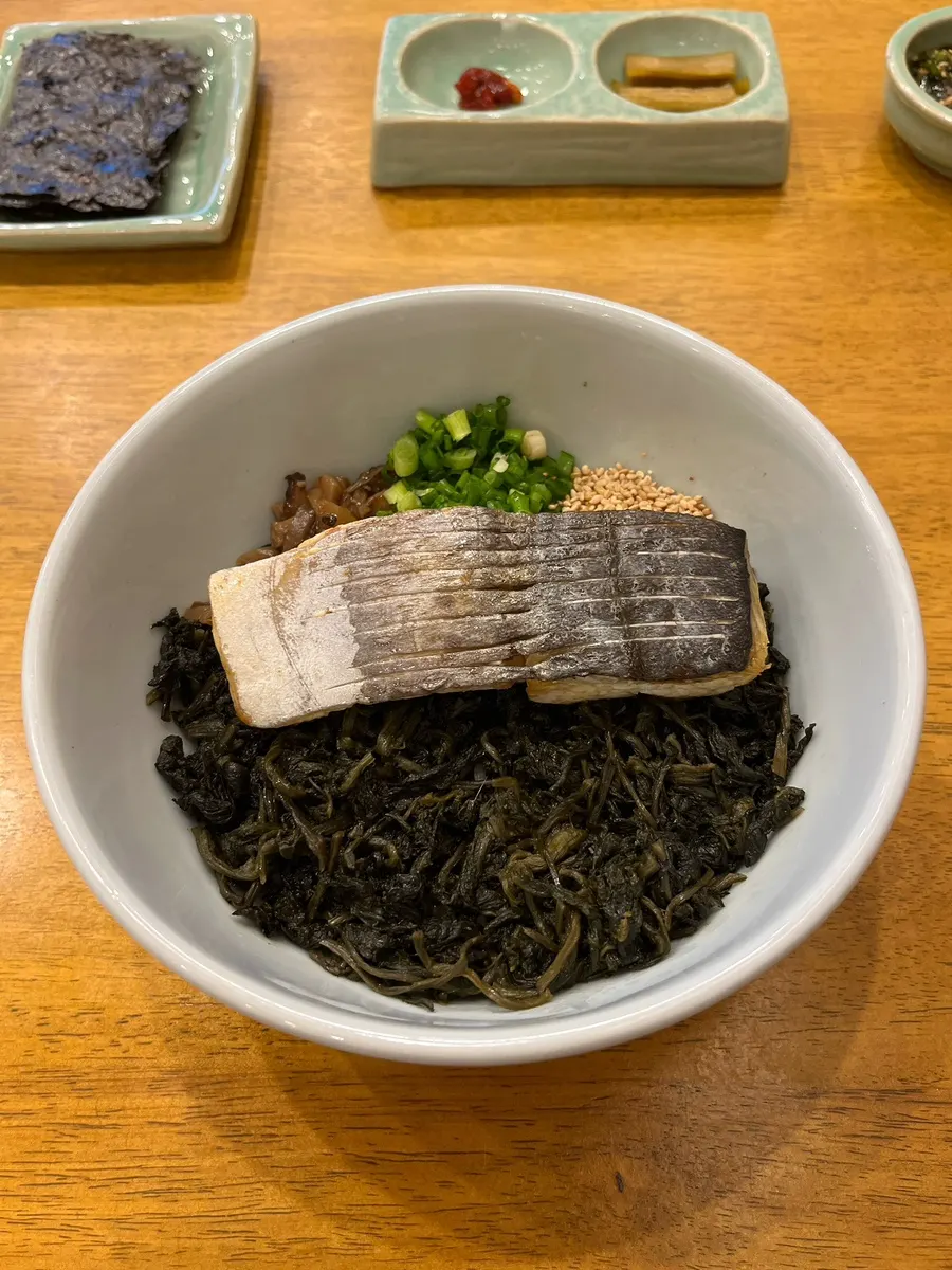 Mackerel thistle rice topped with mushrooms and dried radish greens