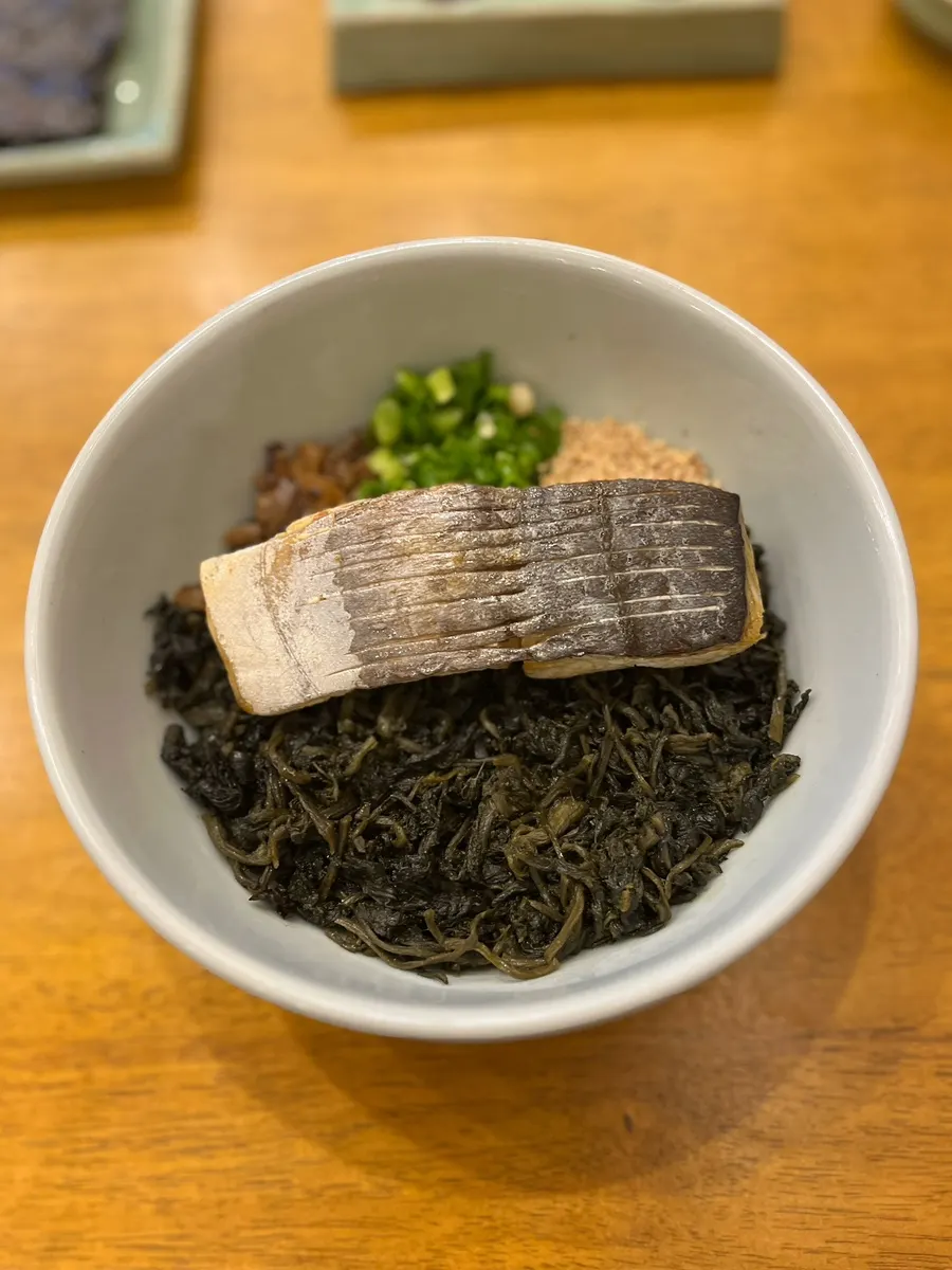 Close-up of mackerel thistle rice topped with sesame and chives