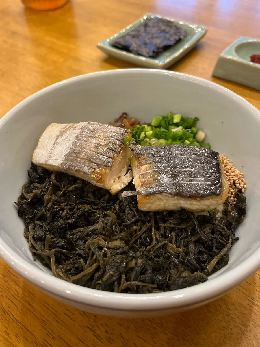 A bowl of thistle rice with soft mackerel on top