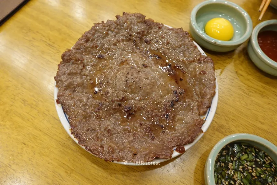 계란노른자를 얹어 비빈 육회비빔밥