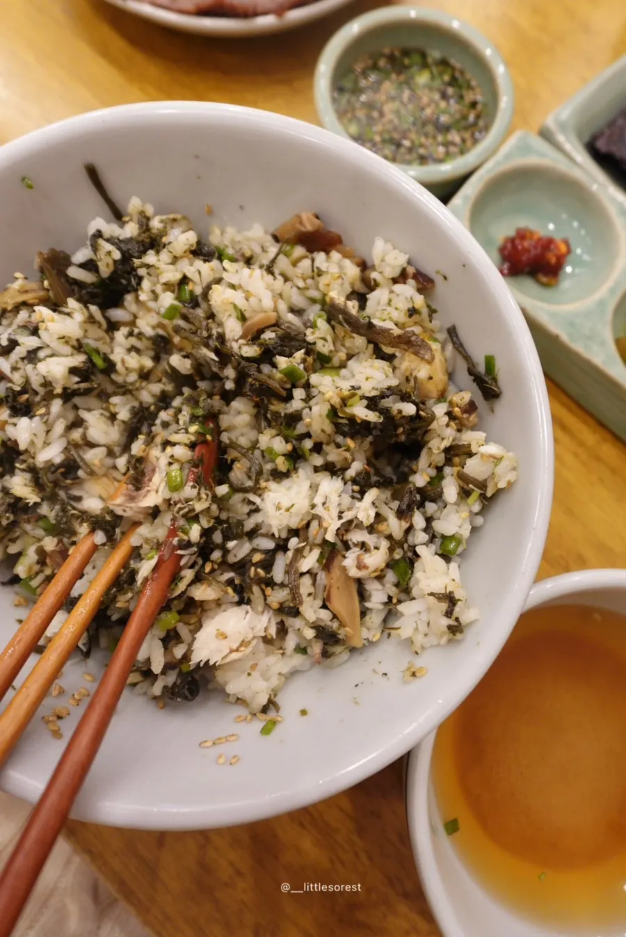 표고절임과 쪽파가 얹힌 삼치곤드레밥