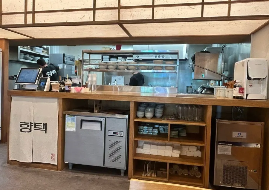 Open kitchen at Hyangtaek Jeonpo Branch