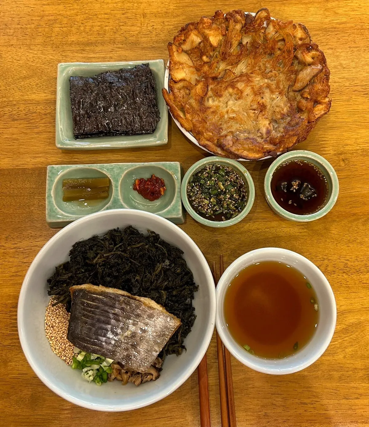 Mackerel thistle rice with basic side dishes