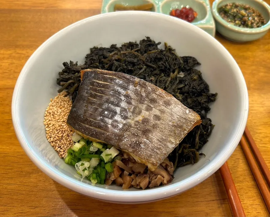 Doenjang soup, gungchae, salted seafood, and laver side dishes