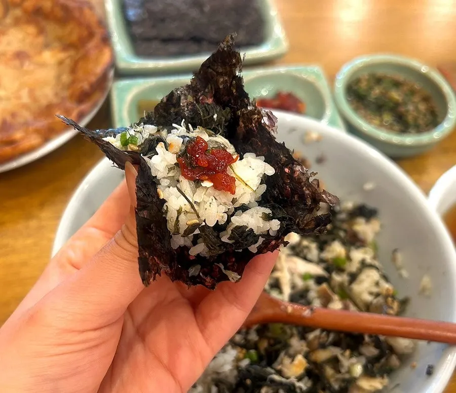 Mackerel thistle rice wrapped in laver
