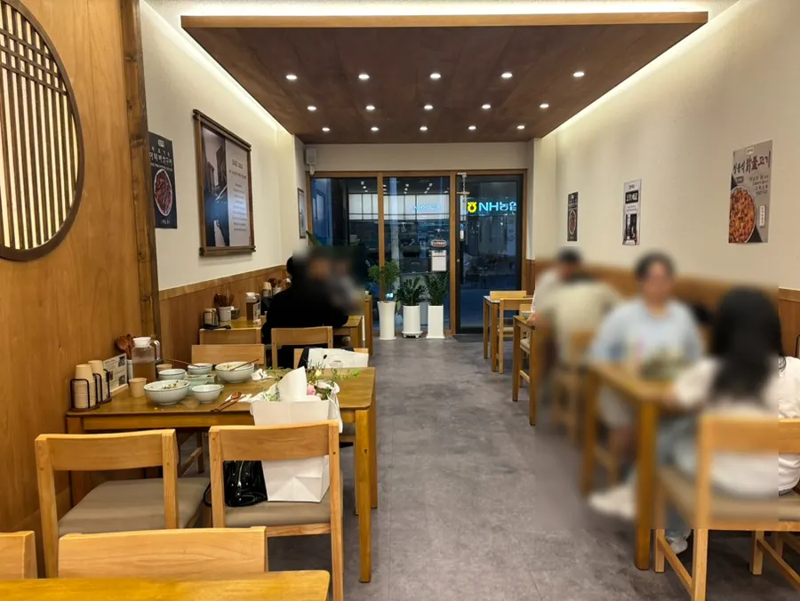 Upscale interior of Hyangtaek Jeonpo Branch