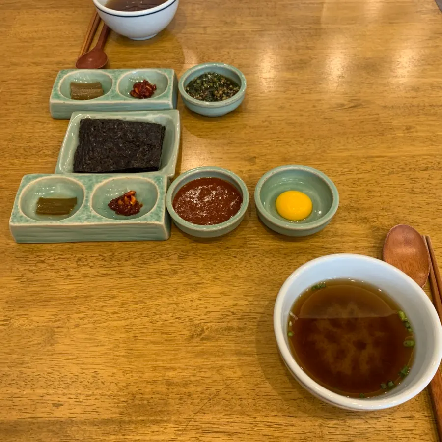 Neatly arranged basic side dishes and gopchang gim