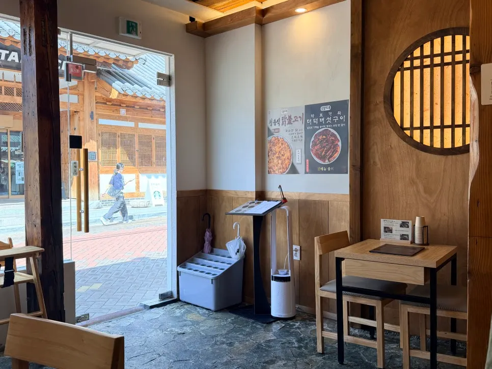 고즈넉한 한국미를 살린 향택 매장 내부
