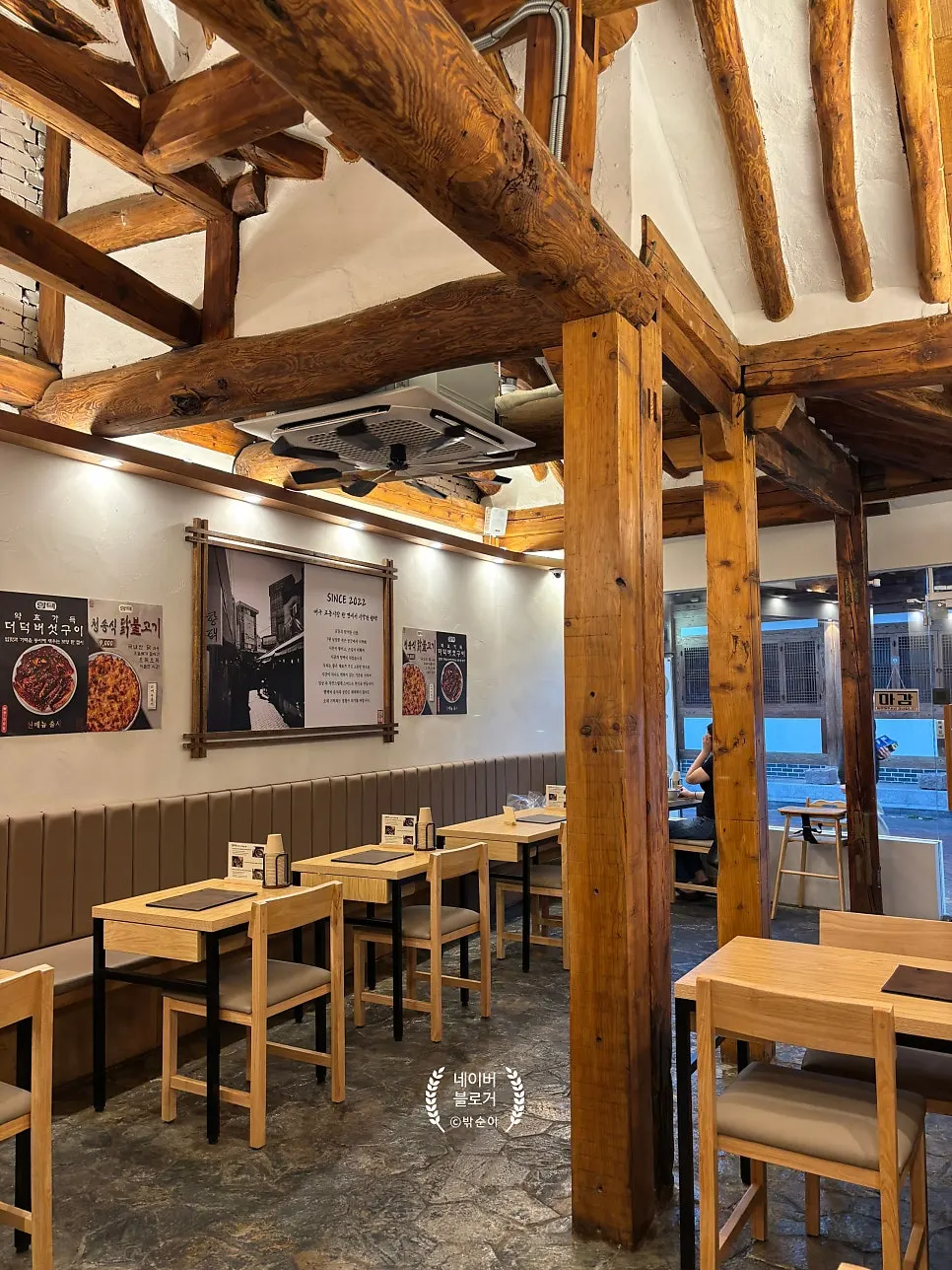 Interior of Hyangtaek Daegu Jongno Branch with hanok-style ambience