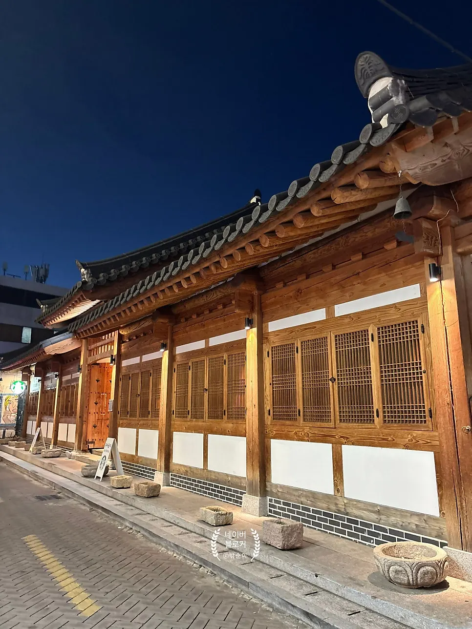 Quiet seating area at Hyangtaek Daegu Jongno Branch