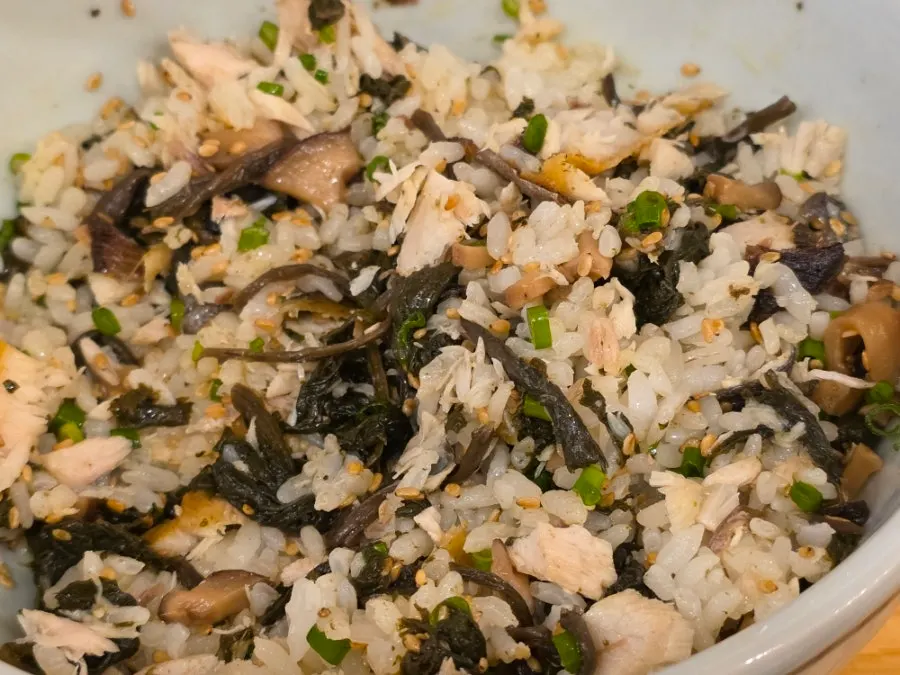 Mackerel gondre rice topped with green onion, mushrooms, and sesame seeds