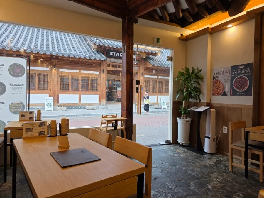 Full view of Hyangtaek Daegu Jongno Branch's hanok building