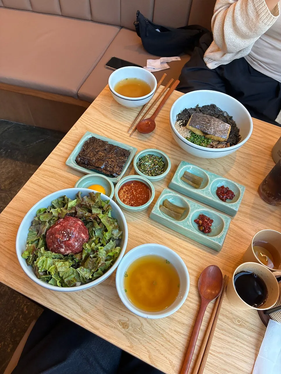 육회비빔밥과 삼치곤드레밥이 차려진 한 상