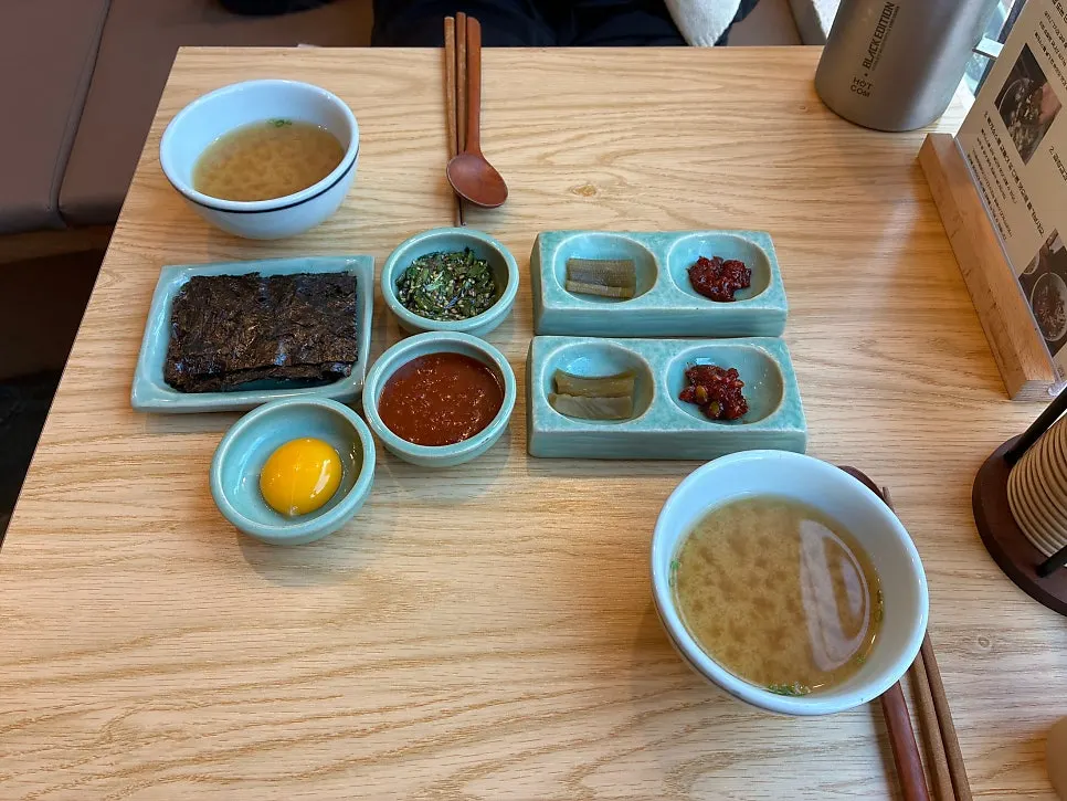 청자색 그릇에 담긴 곱창김구이와 장아찌, 젓갈