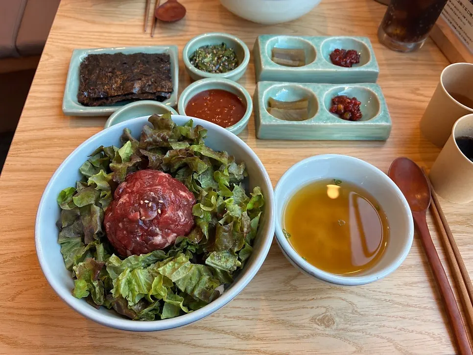 상추 위에 육회가 수북한 육회비빔밥