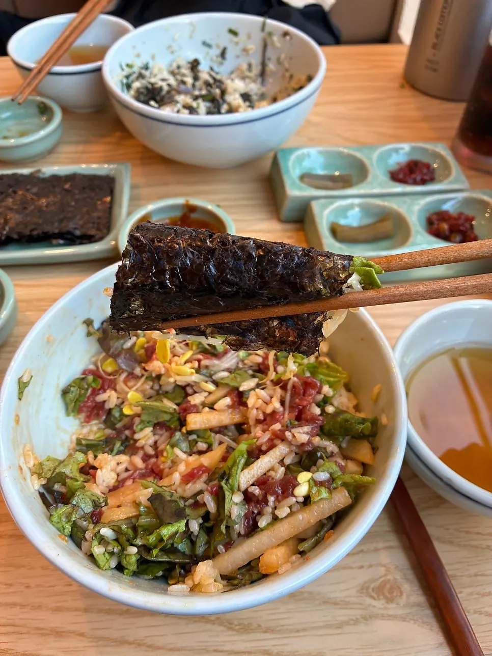 곱창김에 비빔밥과 비빔젓갈을 올린 쌈