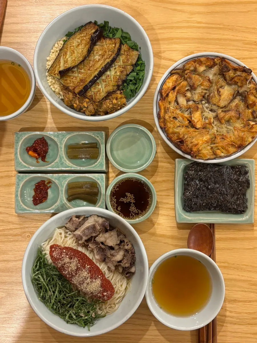 가지된장덮밥 청어알비빔면 한판버섯전 한 상