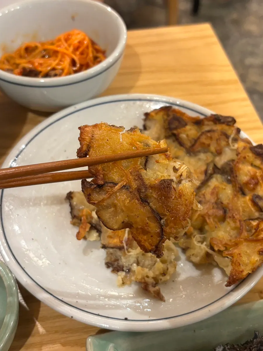 노릇하게 구워진 버섯전 단면