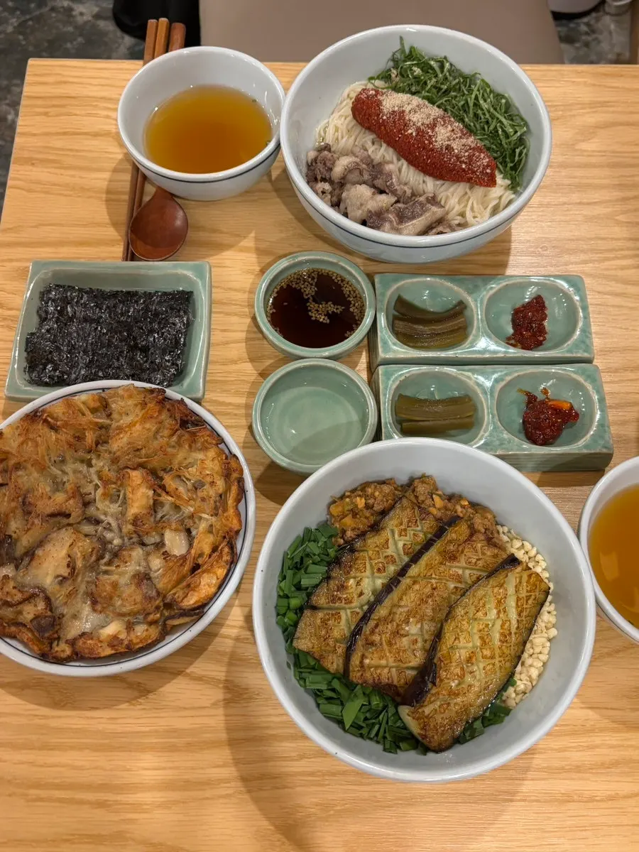 밥·면·사이드 조합으로 차린 향택 한 상