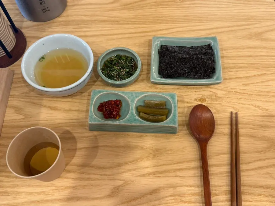 Side dishes including gopchang-gim, bibim-jeotgal, and pickled vegetables