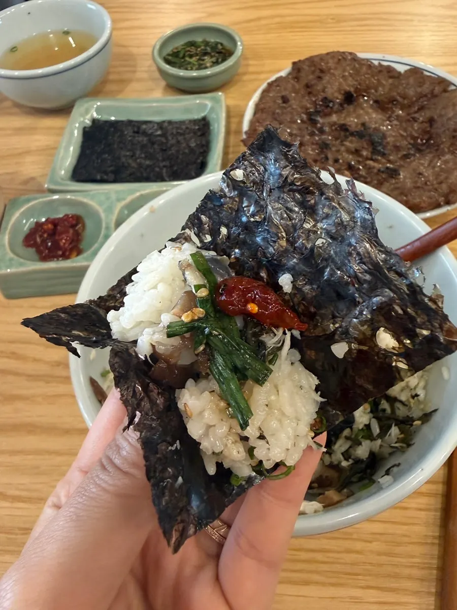 Samchi gondre-bap and bibim-jeotgal piled on gopchang-gim