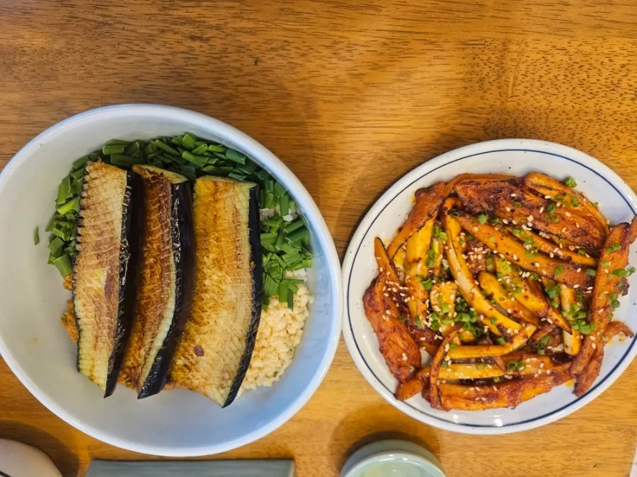 쪽파와 고기 소스를 비빈 향택 가지밥