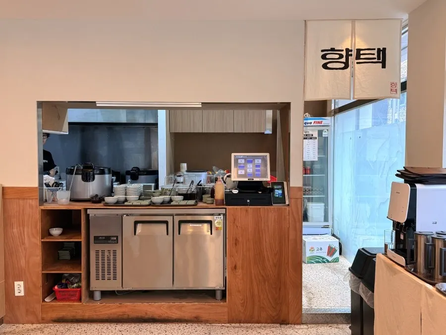향택 성서계명대점 매장 내부 테이블