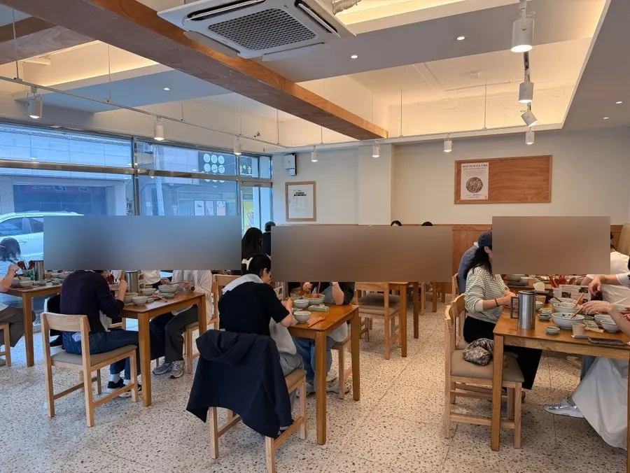 4인용과 2인용 테이블이 놓인 향택 내부