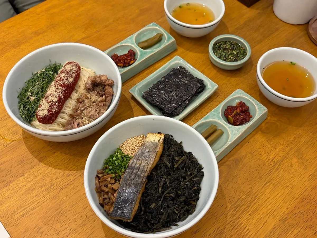삼치곤드레밥과 청어알비빔면 한 상