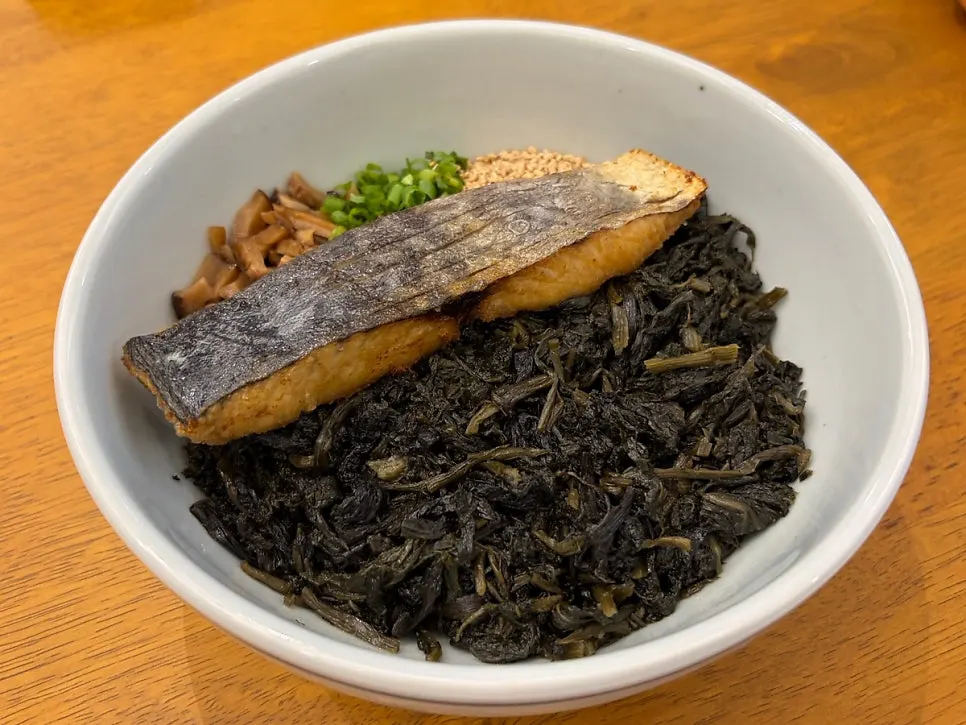 큰 대접에 담겨 나온 향택 메뉴 두 가지