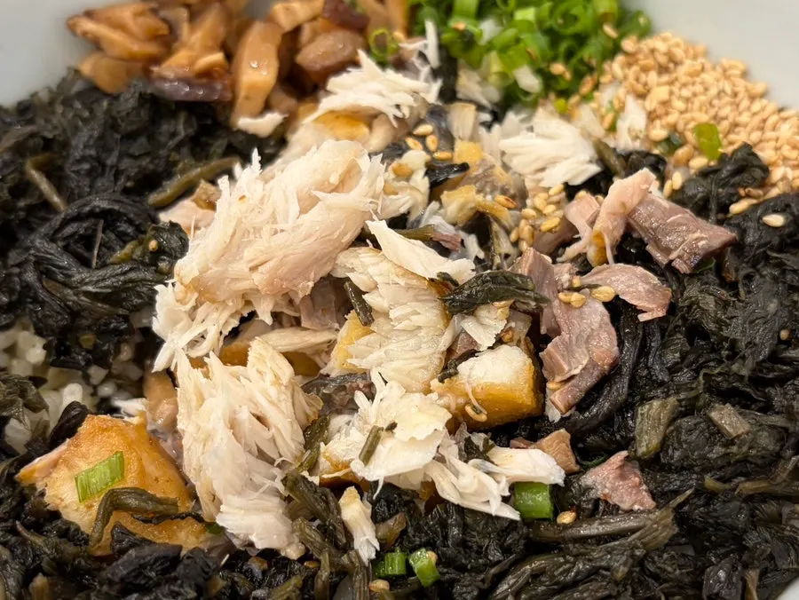 부드럽게 찢어지는 삼치 살