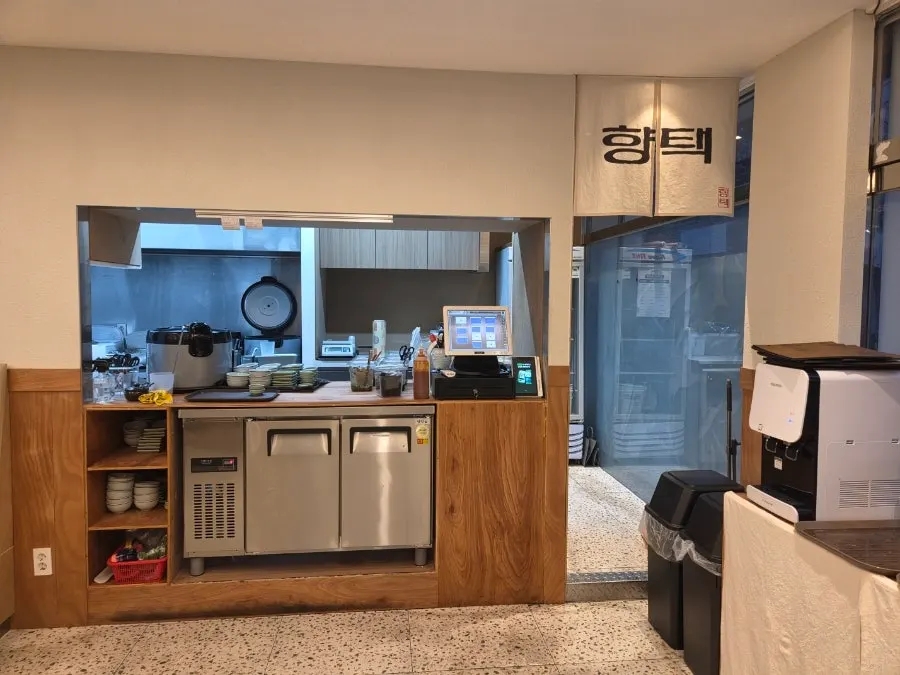 우드톤 인테리어와 2인석 4인석 좌석
