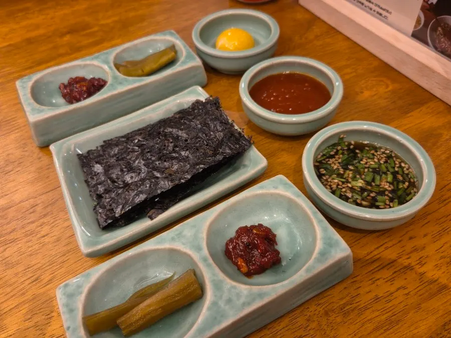 정갈하게 차려진 기본찬 한상