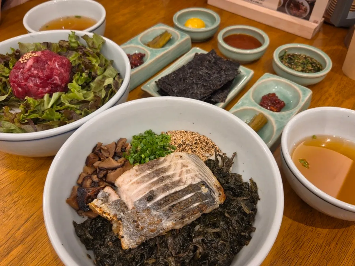 삼치곤드레밥과 육회비빔밥 한판버섯 상차림