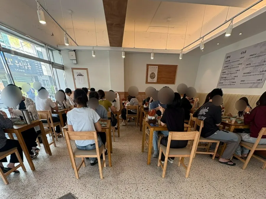 점심시간 손님으로 가득한 향택 매장 내부
