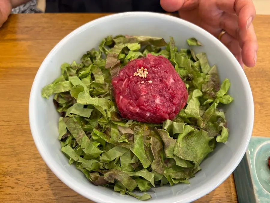 삼치곤드레밥과 육회비빔밥이 차려진 한상