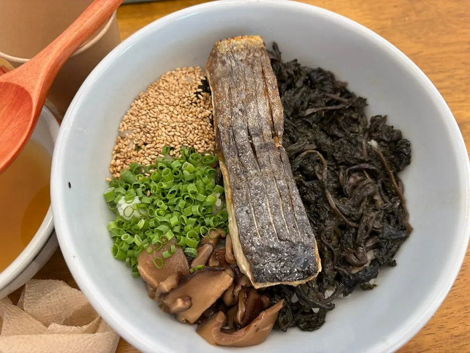 함께 나온 된장국과 밥상 전체
