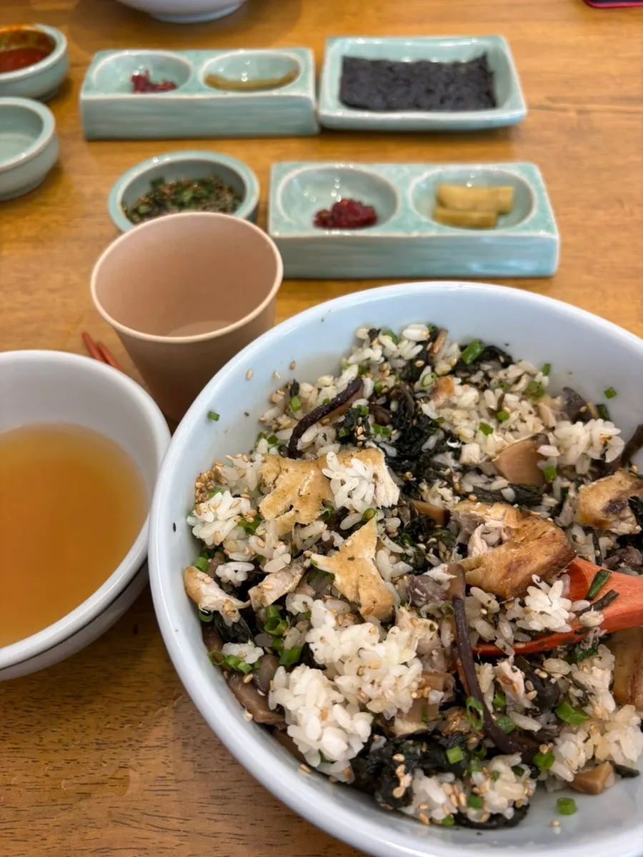 삼치 살을 발라 밥과 함께 먹는 모습