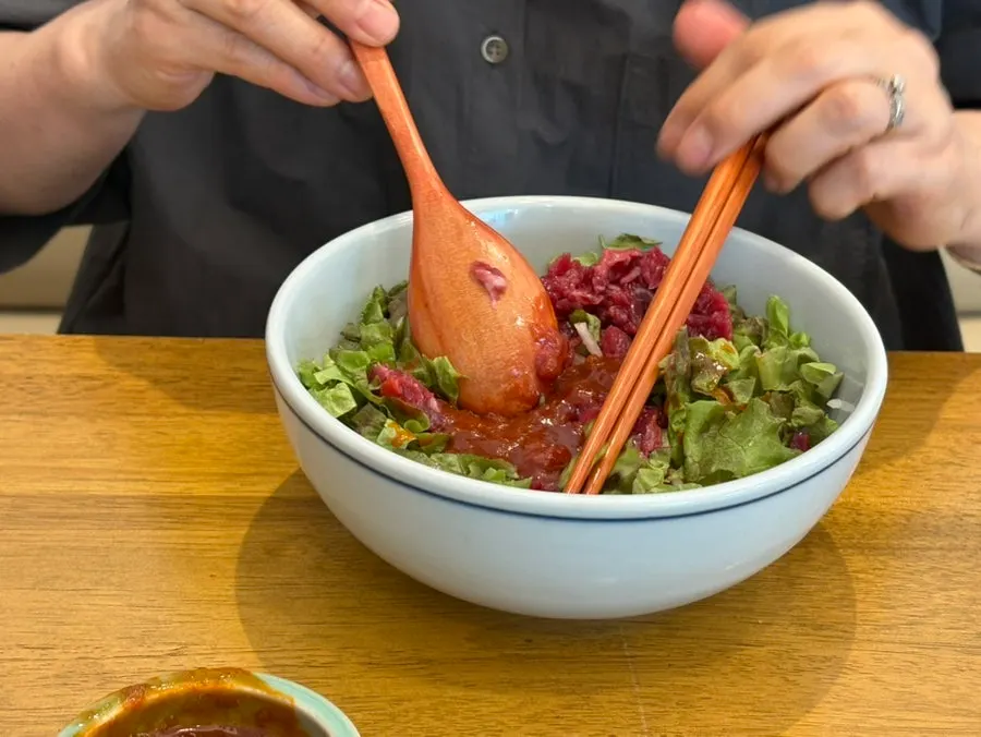 곱창김에 비빈 밥을 올린 모습