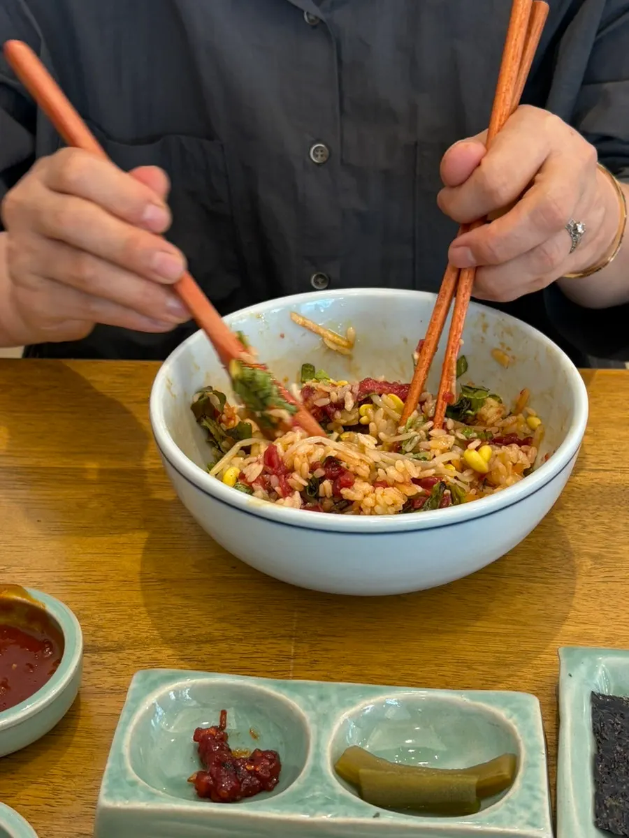 곱창김에 싸 먹는 육회비빔밥 한 입