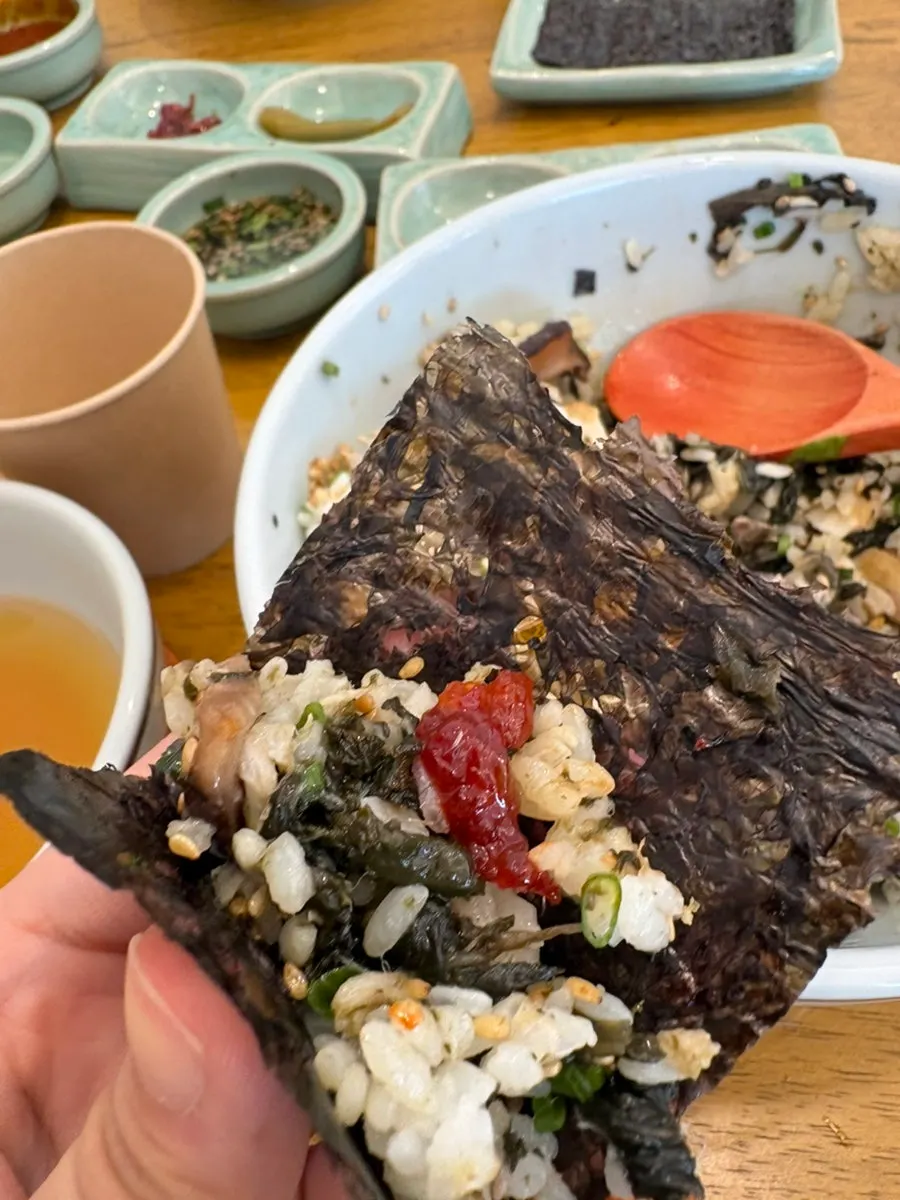 김에 싸 먹기용으로 비벼둔 밥그릇