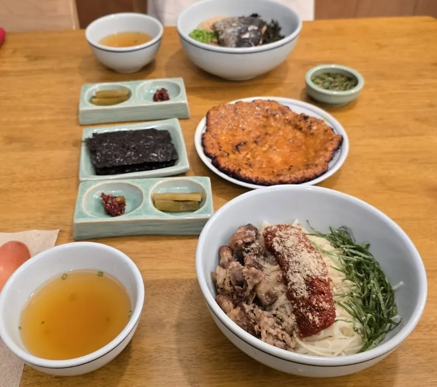 Refined Korean table spread at Hyangtaek Seongseo