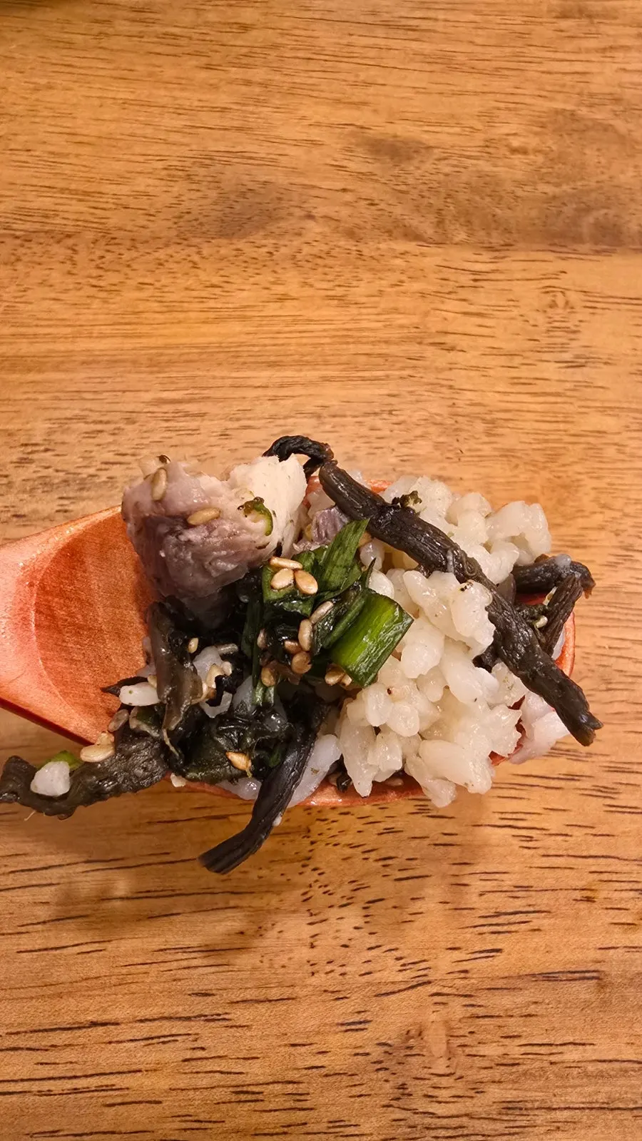 Wrapping mackerel gondre rice in roasted seaweed