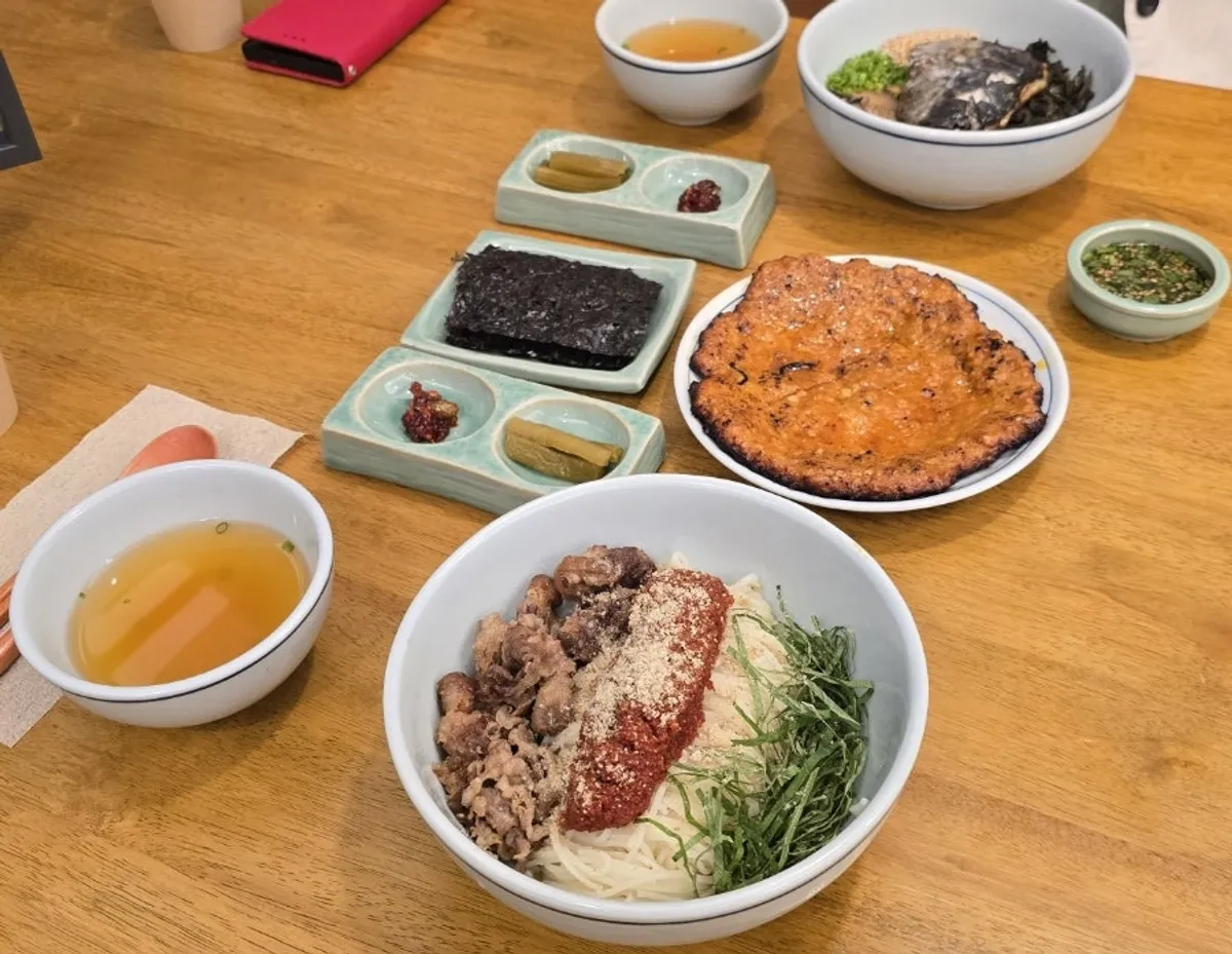 The full three-dish spread at Hyangtaek Seongseo Keimyung University Branch