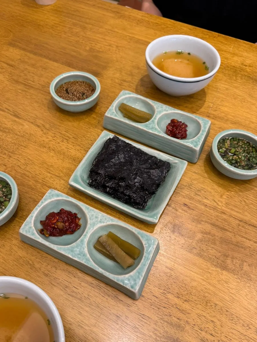 곱창김과 비빔젓갈, 궁채장아찌, 된장국 기본찬 상차림